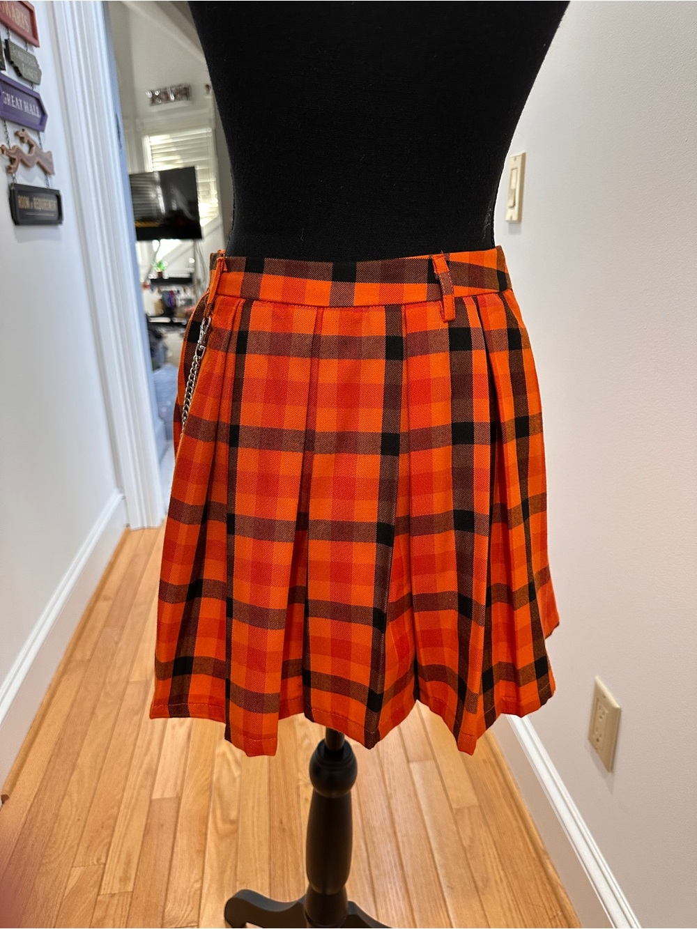 Hot Topic Orange and Black Plaid Pleated Mini Skirt with Chain - Picture 8 of 9